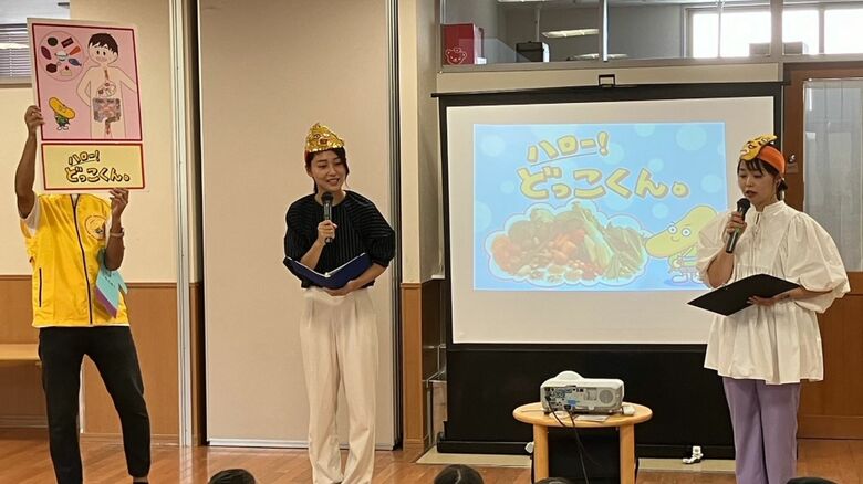 “うんち”ができる過程をパネルを使って説明する宮本アナと河野アナ