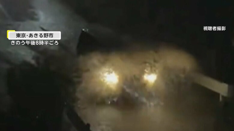 冠水した道路に突っ込み、水がフロントガラスまで跳ね上がる