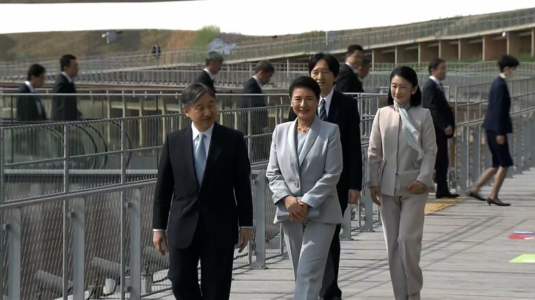 大屋根リングを視察される両陛下と秋篠宮ご夫妻（2025年4月11日）