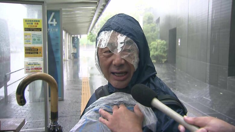 二子玉川駅のバスロータリーでバスを待つ男性