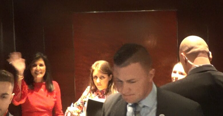 ヘイリー氏はエレベーターに乗り込む際には笑顔も見せた