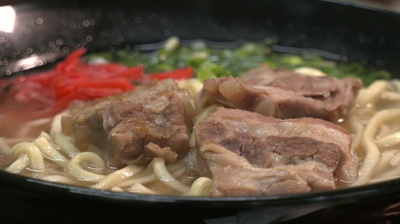 豚骨と魚介系の香りが広がるソーキそば