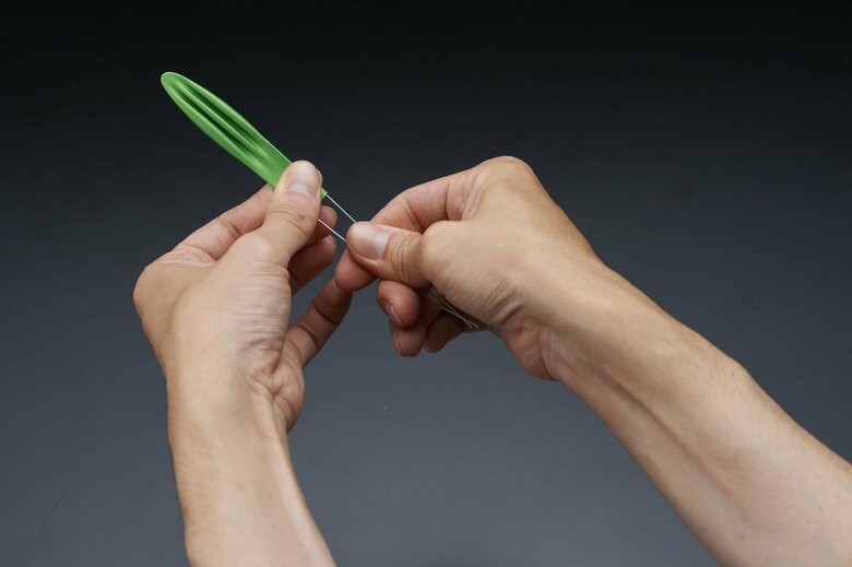 制作工程2　風船にU字に曲げた針金を入れる