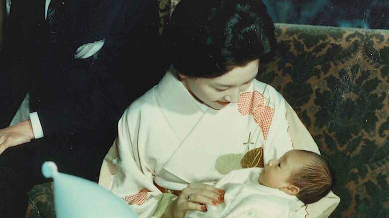 陛下を抱かれる美智子さま