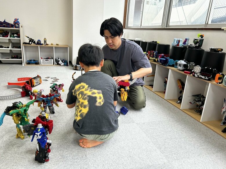 息子と遊ぶ山田晋太郎さん