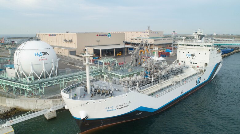 神戸にある水素貯留施設Hytouch神戸と水素運搬船すいそふろんてぃあ　川崎臨海部にはより大きな施設が完成する（提供：HySTRA）