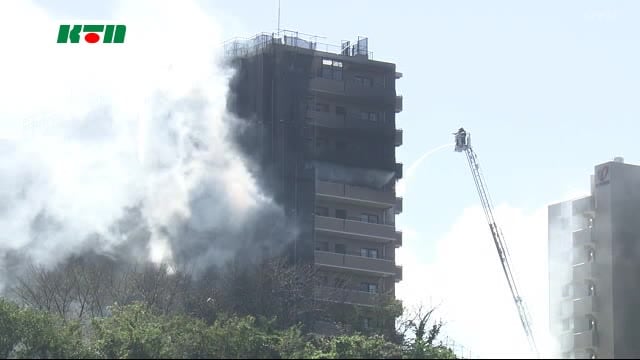 長崎市の15階建てマンションで火事 女性1人を搬送
