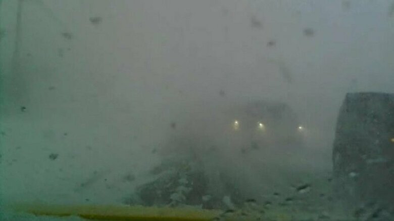 視程100m以下の車内から見える光景（提供：寒地土木研究所）