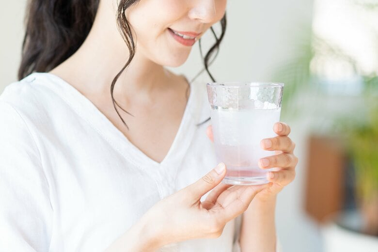 水分補給に適しているのは「水・お茶」（画像：イメージ）