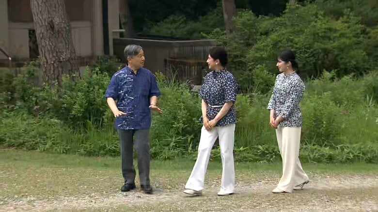 今年もかりゆし姿で…那須御用邸を散策される天皇皇后両陛下と愛子さま（7月15日）