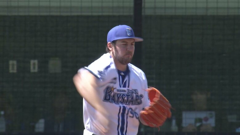 イニング間のピッチング練習前、“バックスクリーンに向かって”腕を数回振るT・バウアー③