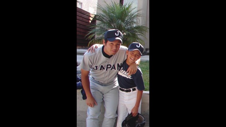 ヌートバー少年と船橋さん（左）（写真：船橋さん提供）