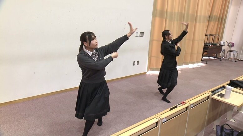 踊りを練習中の高橋花衣宝さん（左）