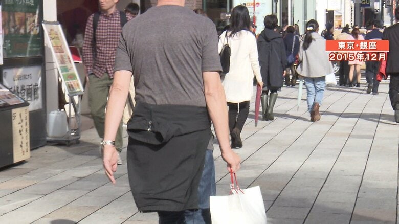 2015年12月撮影　真冬にもかかわらず半袖で歩く人