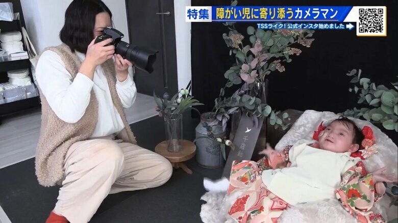 シャッターを切り続ける榎さん