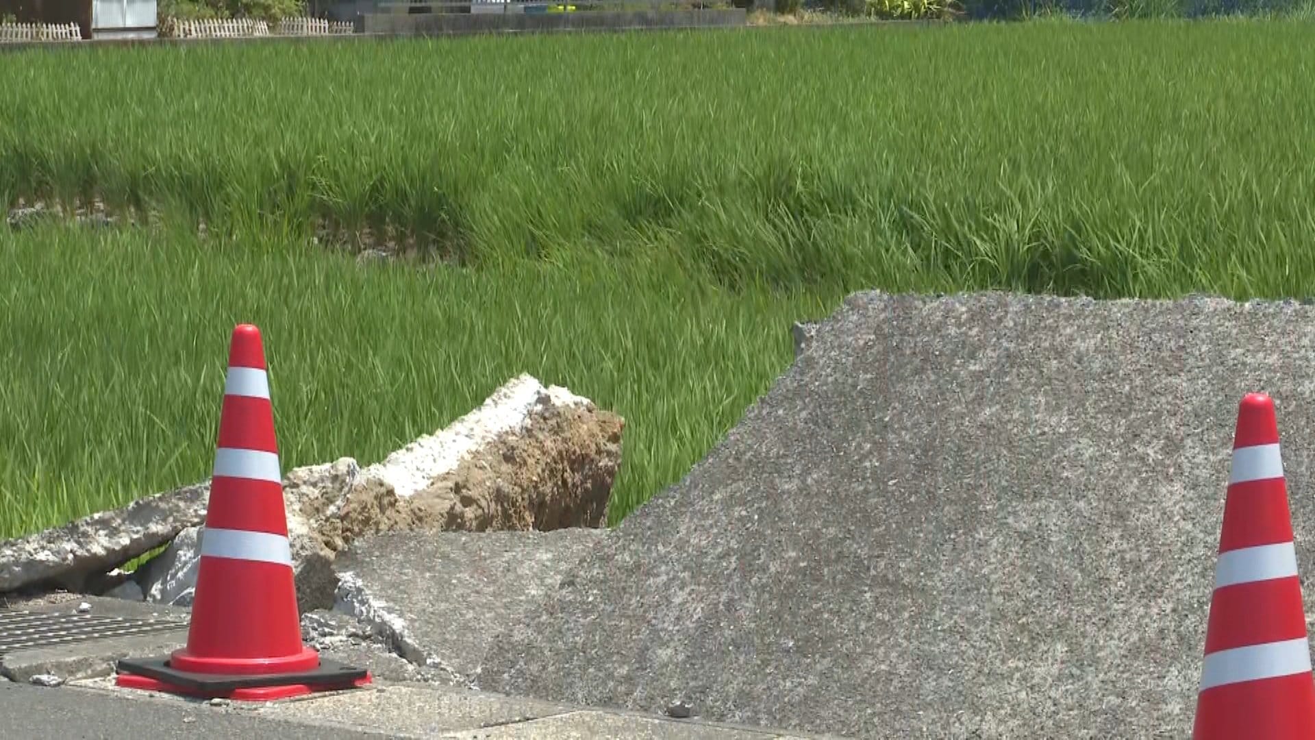 熊本地震 田んぼに断層　防犯カメラにずれ動く瞬間