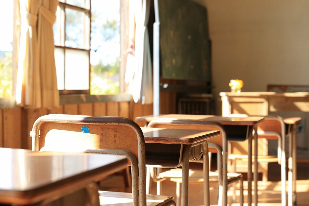 先生とエロキスするjs盗撮 生徒との恋愛関係を自制できなかった」男性教師（46）女子生徒と学校や公園でキス…盗撮教師も 都教委が懲戒処分｜FNNプライムオンライン