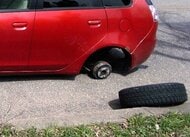 【1本だけ冬タイヤ】タイヤ交換中に”用事”ができたため、そのまま運転→走行中に交換していなかった冬タイヤが外れる…巻き込まれた人なし〈北海道赤平市〉