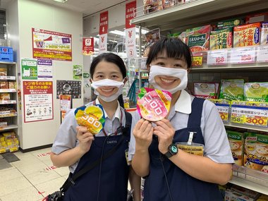 口元が笑っている「スマイルマスク」を全員着用…お客さんからは賛否両論?