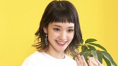 剛力彩芽 “ショートカット”なのに髪はガッツリ伸ばし中!? もしも映画監督になるなら?
