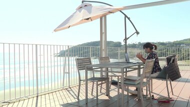 海を眺めながら仕事、休日はサーフィン…ITエンジニアがワーケーション 子育て世代も参加で実証実験【宮崎発】