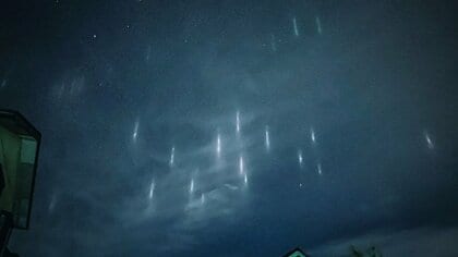 「無数の星が落ちてきているみたい」夜空に浮かび上がる光の柱が美しい…正体を気象台に聞いた