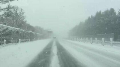 吹雪で追突か、東北道で積載車運転の男性死亡　走行車線上に停止の大型トラックに追突　広い範囲で路面凍結や圧雪　岩手県