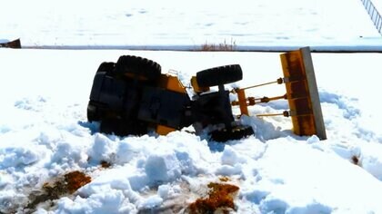 雪道のすれ違いで重機が転落…運転手は自力で脱出「境目が見えず車体を寄せすぎた…」　石川・能美市
