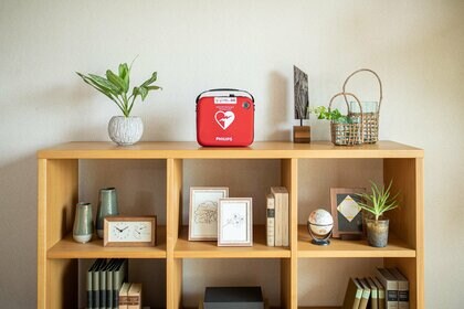 コンパクトな「家庭用AED」がフィリップスから登場　コロナ禍で増えた“在宅時の危険”に対応