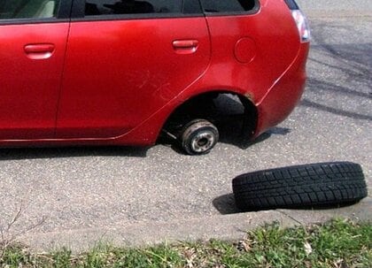 【1本だけ冬タイヤ】タイヤ交換中に”用事”ができたため、そのまま運転→走行中に交換していなかった冬タイヤが外れる…巻き込まれた人なし〈北海道赤平市〉