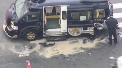「幼稚園バスに車が突っ込んだ」右折レーンで停車中に相次ぎ衝突か　園児9人含む12人が救急搬送　衝突した車は「回転して横滑りで停車した」福岡・遠賀町