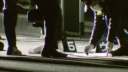 横断歩道を渡る高齢男性がひき逃げされ重傷　逃走車は普通乗用車か　埼玉・草加市