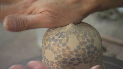 色つき粘土が織りなす美…焼き物の表と裏を同じ模様に仕上げる「練上げ