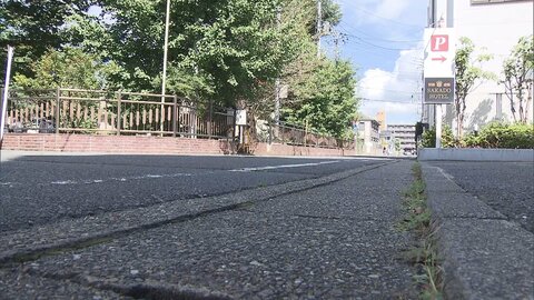 背後から首に刃物を…路上で男子大学生から現金奪った男逃走中
