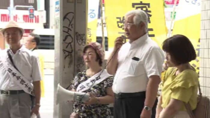 街頭で法改正を訴える鴨志田弁護士と冤罪被害者ら(去年6月)