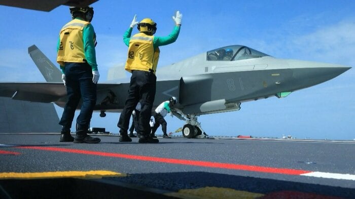 空母「福建」から発艦するJ-35ステルス戦闘機