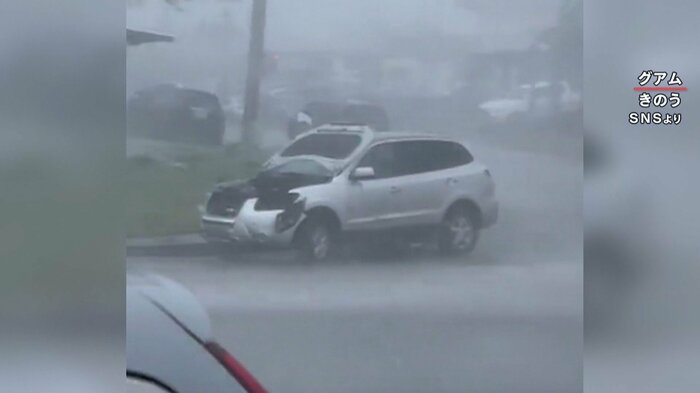 暴風により車のボンネットが破損