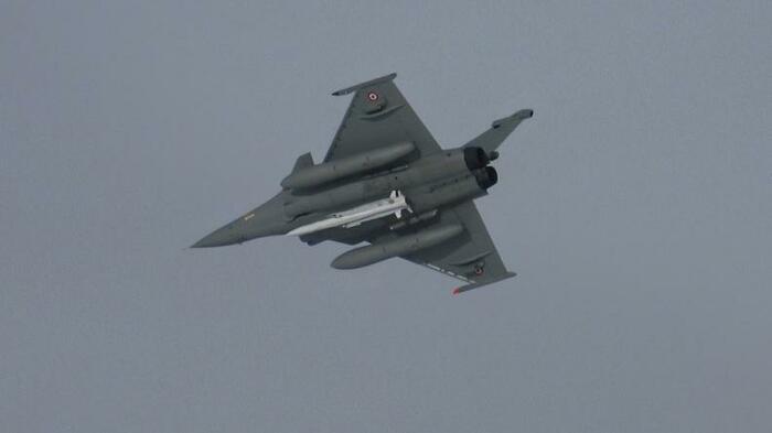 ASMPA核巡航ミサイル(模擬弾)のラファール戦闘機への搭載試験(フランス国防省公式HPより)