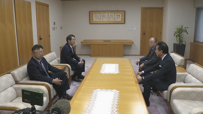 中原市長を表敬訪問した新潟地下開発の共同代表(右)