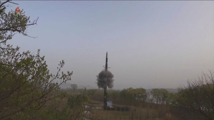 発射管からミサイルが出てくる(朝鮮中央テレビ)
