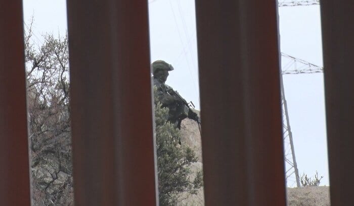 メキシコ側では武装した軍人が国境の壁周辺を警戒していた