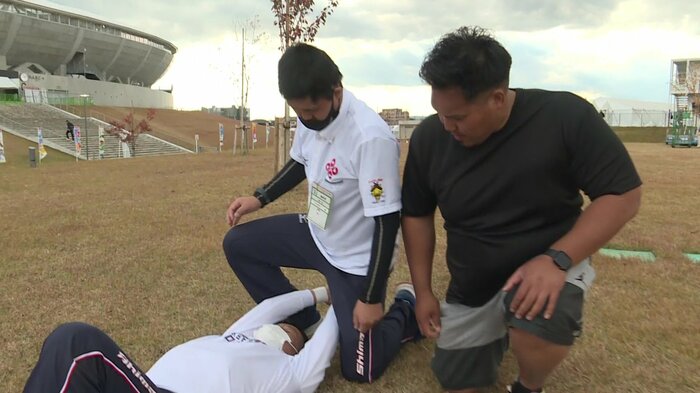 2人を見守るのは福島翔太郎先生
