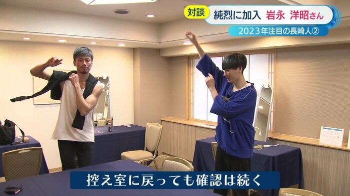 メンバーに振り付けを教えてもらう岩永さん