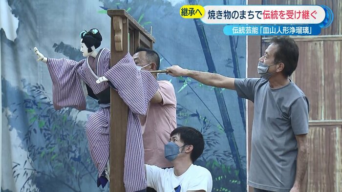 呼吸をあわせ人形を操る辻田さん
