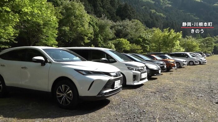 駐車された多くの車