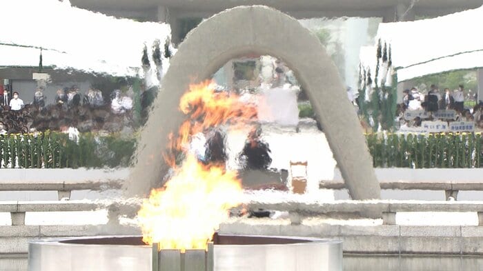 原爆死没者慰霊碑中央の石室には32万人以上の原爆死没者名簿が納められている