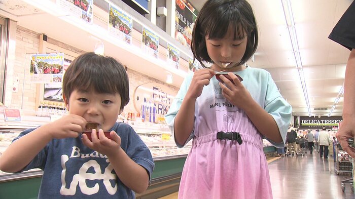 「戸石ゆうこうシマアジ」の刺身を頬張る子供たち