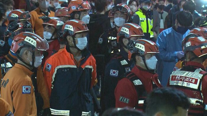 梨泰院事故の現場で活動する消防士たち