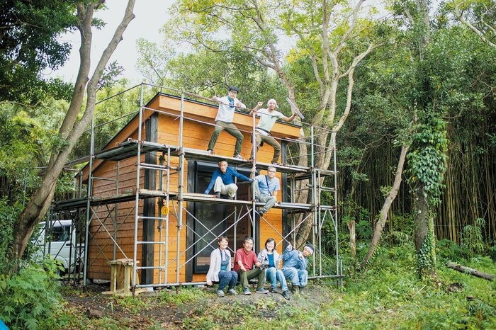 ワークショップでの内装と外装が完成したときの記念写真。この小屋を拠点に森の開拓が続いている(写真/廣田賢司)