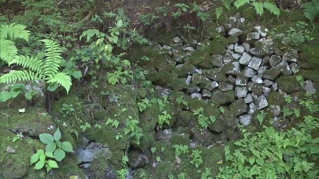 岩の隙間を通る際に冷やされる